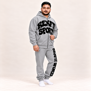 Conjunto de Sudadera con Capucha y Pantalones Jogger Unisex Gris Claro Texturizado con Diseño de Letras Negras, Etiqueta Personalizada, Ropa Urbana al por Mayor - Product Image 3