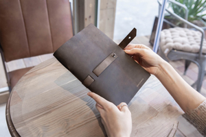 Porte-menu en cuir pliable de luxe, durable, pour restaurant, café, hôtel, avec logo personnalisé, design rechargeable, LMC-0062 - Product Image 2