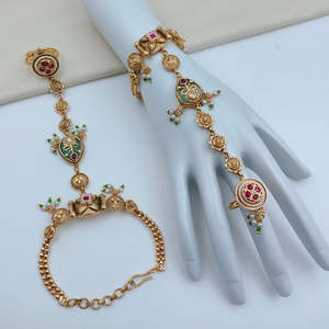 ต่างหูอัลลอยด์ชุบทองพร้อมหิน pota ทรงเหลี่ยมและไข่มุก - Product Image 1