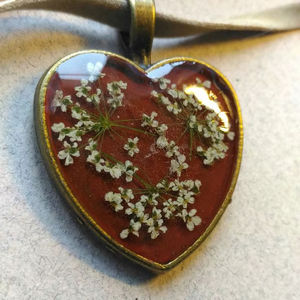 Oferta Especial: Colgante Redondo Estilo Animal con Flores Reales Prensadas en Resina, Hecho a Mano, para Mujeres y Niñas - Product Image 1