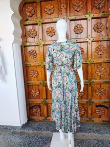 Robe longue décontractée d'été en soie pour femme, style vintage, simple, écologique, respirante, anti-plis, ample, à volants, col en V et manches flottantes - Product Image 3