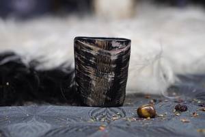 Cuerno Vikingo Religioso Pulido con Diseño de Aves, Taza de Cuerno Ecológica de Forma Natural para Hombres y Mujeres, Souvenirs para Cerveza, Sidra y Mead - Product Image 4