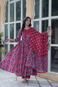 Costume Anarkali prêt-à-porter en coton rouge avec des motifs floraux imprimés - Product Image 2