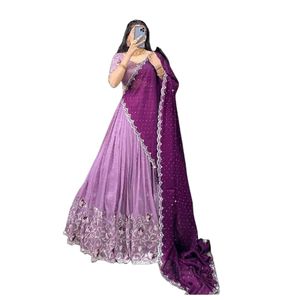 Lehenga Saree de Chifón Morado Bordado con Dupatta en Contraste, Vestido Largo hasta el Suelo con Cuello Redondo y Manga Casquillo, Corte en A - Product Image 1
