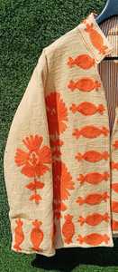 Veste en velours beige pour femme avec broderies de poissons et de fleurs, col montant, manches longues et style ethnique artistique pour la mode de détail - Product Image 4
