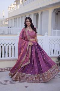 Lehenga choli de seda con bordado Timeless Grace y dupatta con diseño de encaje. - Product Image 2