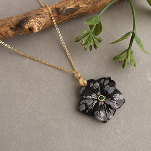 Collier sculpté floral en obsidienne flocon de neige naturelle avec accent émeraude CZ, chaîne plaquée or, bijoux pour femmes, collier statement - Product Image 4