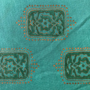 Tela de algodón estampada a mano – Buti floral verde azulado con borde de puntos |   Textiles Artesanales Indios - Product Image 3