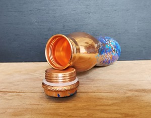 ขวดน้ำทองแดงตีลายแบบสั่งทำพิเศษ ความจุ 950 มล. ดีไซน์โค้งมนพร้อมฝาปิด สำหรับร้านค้าและผู้จัดจำหน่าย - Product Image 4