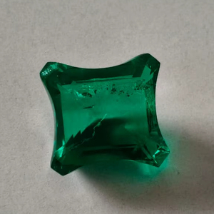 Piedra Preciosa Verde Cultivada en Laboratorio de Alta Calidad, Forma Personalizada, Corte Personalizado, Alta Claridad, para Joyería Artesanal - Product Image 1