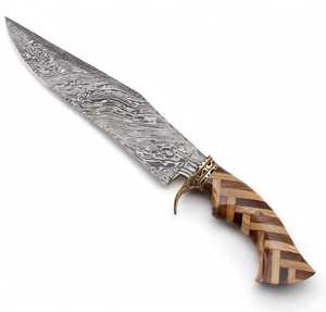 Cuchillo utilitario para exteriores hecho a mano con acero de Damasco, mango de madera de parquet y guardacuchillo de latón - Product Image 3