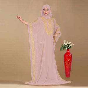 Caftán Modesto de Chifón Bordado con Detalle Intrincado en el Escote y Bordes Laterales, Silueta Fluida hasta el Suelo para Eid-Plus - Product Image 1