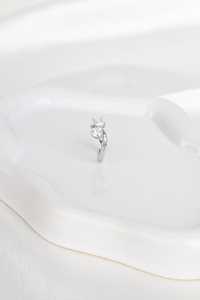 แหวนมอสซาไนต์ 1 กะรัต ทรงปรินเซสและทรงกลม ประดับเพชรสองเม็ด ดีไซน์ Toi Moi สำหรับผู้หญิง เงินแท้ 925 ของขวัญเซอร์ไพรส์สำหรับเจ้าสาว - Product Image 6