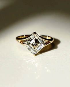 Bague de fiançailles, de mariage et d'anniversaire élégante et classique en diamant de laboratoire taille Asscher 3 carats, plaqué or 14 carats - Product Image 1