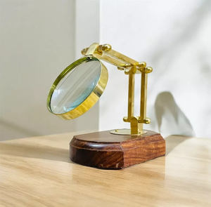 Lupa de escritorio ajustable de latón con base de pedestal de madera, ofrecida a precios de mayoreo a precio de fábrica. - Product Image 1