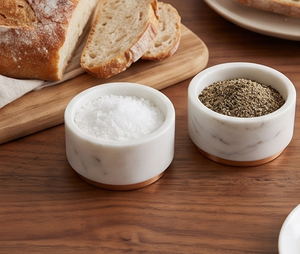 Élégante coupelle à sel et à sucre en marbre blanc avec poignée et base en cuivre, résistante à la poussière, pour le rangement des herbes et épices de cuisine - Product Image 3