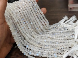 Perles rondes lisses en pierre de lune arc-en-ciel blanche naturelle de 4 à 6 mm en provenance du Rajasthan, vendues par brin de 8 pouces pour la fabrication de bijoux - Product Image 5