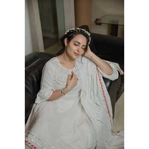 Ensemble de costume en satin blanc charismatique avec détails Gotta, disponible en taille XS - Product Image 3