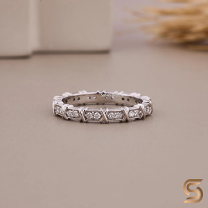 Bague en or blanc 18 carats avec diamants de laboratoire, alliance éternité croisée, cadeau de bijoux fins et éthiques parfait pour les femmes - Product Image 2