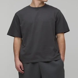 T-shirt décontracté en coton uni à col rond et manches courtes pour homme, 210g, avec logo personnalisé tricoté et imprimé par transfert thermique - Product Image 1