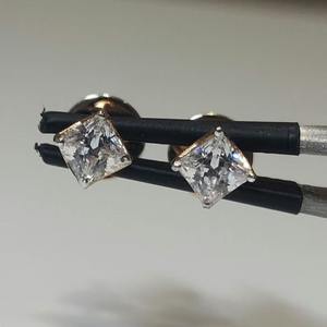 Pendientes de Diamantes Cultivados en Laboratorio con Corte Princesa, 0.50 ct, Oro Amarillo de 14K, Minimalistas y Elegantes, Regalo para Mujeres e Hijas - Product Image 3