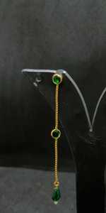 Boucles d'oreilles pendantes longues en chaîne plaquées or avec cristaux verts et pierres multiples en forme de goutte, bijoux fantaisie glamour pour femmes, vente en gros - Product Image 2