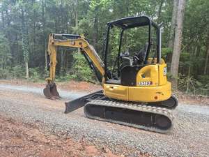 Mini-excavatrice CAT d'occasion conçue pour les projets d'excavation, avec des composants durables et un fonctionnement hydraulique fluide - Product Image 1