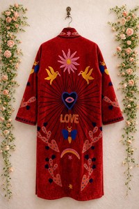 Impresionante Abrigo Largo de Terciopelo Rojo Premium para Mujer, Chaqueta Bordada con Diseño Floral y de Aves, Estilo Boho Chic, Abrigo de Lujo para Dama - Product Image 3