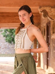 Top corto con cuello halter de algodón Khadi orgánico hecho a mano con estampado tribal y patrones geométricos impresos a mano para mujer - Product Image 3