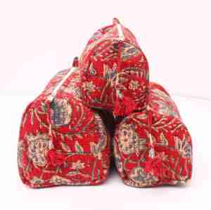 Trousse de toilette matelassée en coton faite à la main avec imprimé indien et pompon - Product Image 1