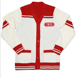 Cardigan en tricot pour femme, couleur crème et rouge, col en V, manches longues, style preppy, design patch 1913, 100% acrylique, tricot plat, fermeture boutonnée - Product Image 1