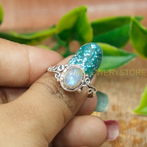 Anillo Hecho a Mano de Plata de Ley 925 con Piedra Lunar Arcoíris Natural |   Anillo con Gema Cabujón Engastada en Bisel |   Joyería de Plata para Mujer - Product Image 4
