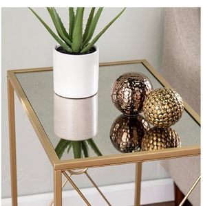 Mesa Auxiliar Moderna de Metal Dorado con Diseño Geométrico en X y Tapa de Vidrio |   Mesa Auxiliar Contemporánea de Lujo para Sala de Estar, Dormitorio o Sofá - Product Image 3