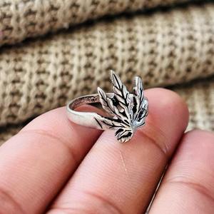 Bague en laiton feuille de cannabis style bohème, plaqué argent oxydé, faite à la main, vente en gros pour hommes - Product Image 3