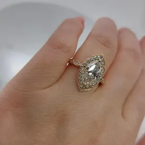Anillo de compromiso elegante con diamante de corte marquesa cultivado en laboratorio, halo de oro rosa macizo y piedras laterales con diseño de hoja vintage para mujeres sofisticadas. - Product Image 2