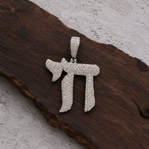 Pendentif Chai en Argent 925 Personnalisé en Gros, Micro-Pavé Moissanite, Lettre Hébraïque, Bijoux Hip Hop - Product Image 1