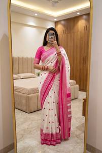 Sari Banarasi Blanco y Morado con Borde de Puntos, Vestido Tradicional Indio para Mujer, Largo hasta el Suelo, Hecho con Materiales Reciclados - Product Image 2