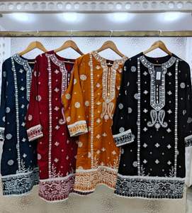 Traje de colección Eid hecho de seda india con bordados, trabajo de espejo y encaje. - Product Image 5