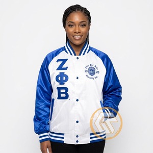 เสื้อแจ็คเก็ตวาร์ซิตี้ฤดูหนาว Zeta Phi Beta แบบสั่งทำพิเศษจาก GREEK TREASURES เสื้อผ้าสำหรับชมรมนักศึกษา คุณภาพสูง ระบายอากาศได้ดี ซับในผ้าซาตินไหม ติดกระดุม - Product Image 2