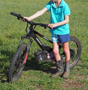 Shorts de football sublimés de qualité supérieure, coupe ajustée, motif à carreaux imprimé, shorts de football pour enfants et femmes - Product Image 4