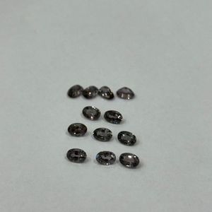 สปิเนลสีเทาธรรมชาติรุ่นลิมิเต็ดอิดิชั่น รูปทรงวงรี ขนาด 6x4 มม. ปรับขนาดแล้ว ไม่ผ่านการบำบัด จากแทนซาเนีย ขายส่ง คุณภาพดี - Product Image 3