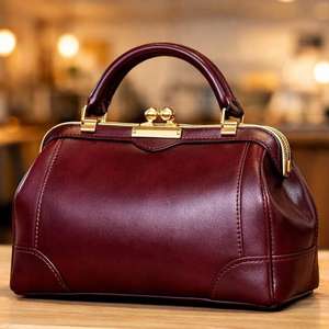 Ce sac fourre-tout en cuir gris, structuré et minimaliste, est probablement d'une marque comme HC Collection ou Hub bags. - Product Image 5