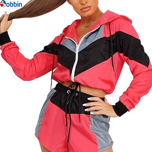 Ensemble coupe-vent court pour femme – Survêtement personnalisé en nylon avec sweat à capuche zippé et short – Ensemble de survêtement coupe-vent - Product Image 3