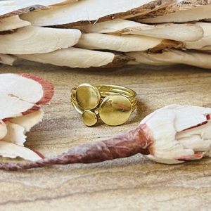 Bague géométrique minimaliste très tendance en laiton plaqué or 18 carats pour femme, motif cercles multiples empilables, vente en gros - Product Image 1
