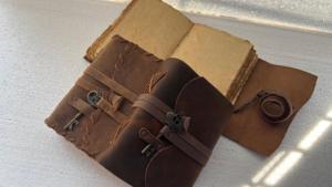Diario de cuero vintage, cuaderno de papel con borde deshilachado, hecho a mano, color marrón rústico, regalo para escritores y entusiastas del dibujo. - Product Image 4