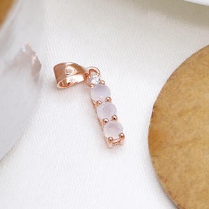 Ensemble de bijoux en argent 925 plaqué or rose avec chalcédoine naturelle cabochon à 3 pierres, comprenant bague, pendentif et boucles d'oreilles - Memoria Jewels - Product Image 2