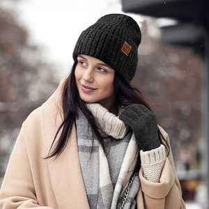 Gorros de Punto Personalizados al por Mayor para Invierno, 100% Acrílico, con Logotipo Personalizado Impreso en Serigrafía, Diseño en Relieve, Unisex, con Borde Reforzado - Product Image 3