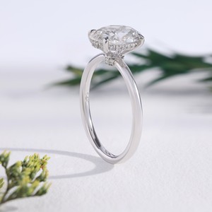 Bague de fiançailles classique de luxe en or blanc avec diamant taille ovale, halo caché et sertissage en panier, bague de mariage solitaire avec diamant rond, cadeau - Product Image 1