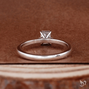 Anillo de compromiso minimalista con diamante pequeño de corte radiante cultivado en laboratorio en oro blanco de 10k - Product Image 3