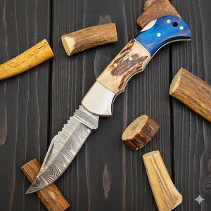 Couteau de chasse personnalisé en acier Damas, manche en corne de cerf, étui en cuir pour extérieur, fournisseur OEM en gros, États-Unis, Europe, 58HRC, garantie 3 ans - Product Image 1